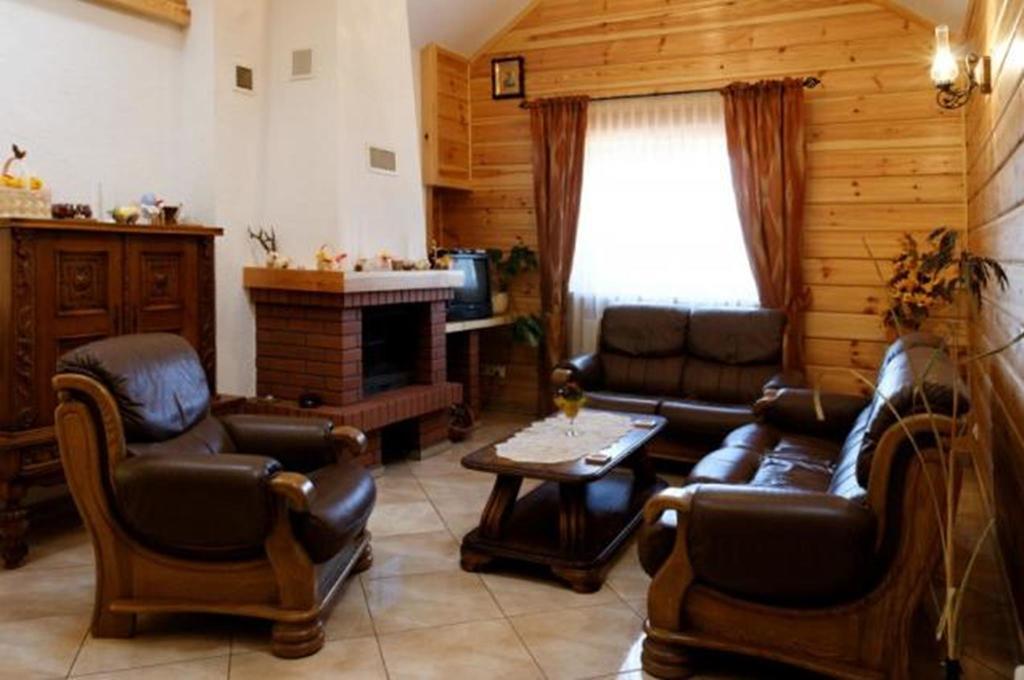 Pokoje Goscinne Na Skraju Puszczy Pogorzelce Exterior photo